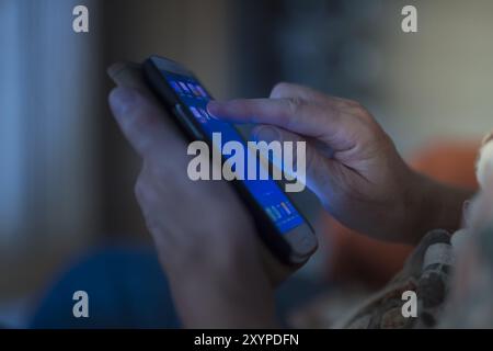 2 Hände, die ein Smartphone halten und bedienen. Grevenbroich, Nordrhein-Westfalen, Deutschland, Europa Stockfoto