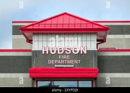 HUDSON, WI, USA – 27. AUGUST 2024: Außenschild der Feuerwehr Hudson und Markenlogo. Stockfoto
