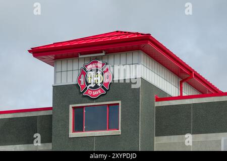 HUDSON, WI, USA – 27. AUGUST 2024: Außenschild der Feuerwehr Hudson und Markenlogo. Stockfoto