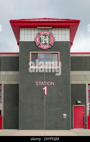 HUDSON, WI, USA – 27. AUGUST 2024: Außenschild der Feuerwehr Hudson und Markenlogo. Stockfoto