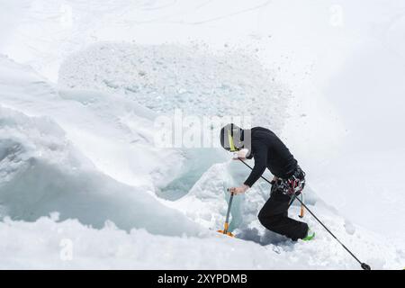 Bergführer Kandidat Ausbildung Eispickel und Seil Fähigkeiten auf einem Gletscher im Nordkaukasus Stockfoto