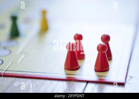 Meeples auf einem Brett, bereit zum Spielen ein Gesellschaftsspiel, Ludo Stockfoto