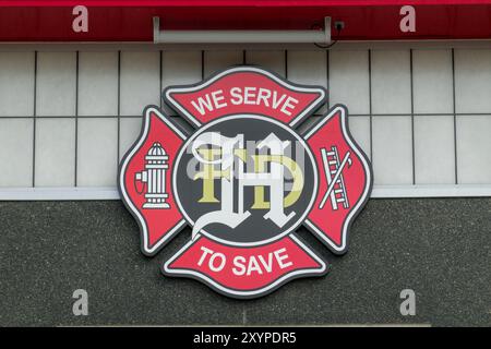 HUDSON, WI, USA – 27. AUGUST 2024: Außenschild der Feuerwehr Hudson und Markenlogo. Stockfoto