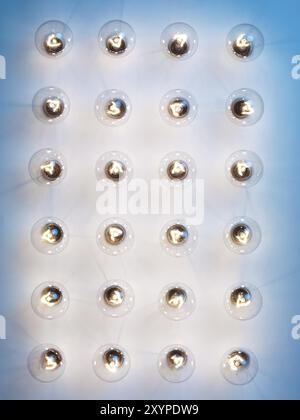 Gruppe von beleuchteten Glühlampen Wolfram Glühbirnen auf blauem Hintergrund Stockfoto