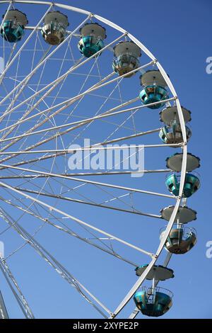 Riesenrad auf einem Weihnachtsmarkt in Deutschland Stockfoto