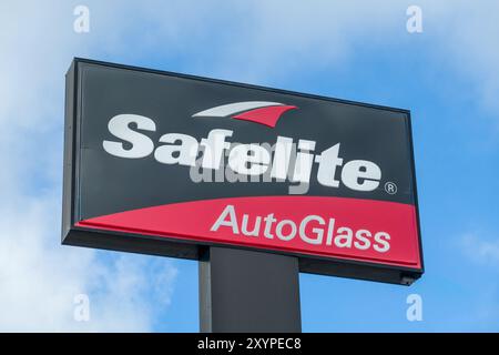 HUDSON, WI, USA – 27. AUGUST 2024: Außenschild Safelite Auto Glass und Markenlogo. Stockfoto