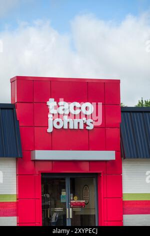 HUDSON, WI, USA – 27. AUGUST 2024: Außenschild und Markenlogo von Taco John. Stockfoto