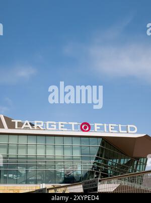 MINNEAPOLIS, MN, USA – 25. AUGUST 2024: Außenansicht und Markenlogo von Target Field. Stockfoto