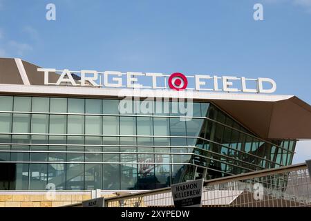 MINNEAPOLIS, MN, USA – 25. AUGUST 2024: Außenansicht und Markenlogo. Stockfoto