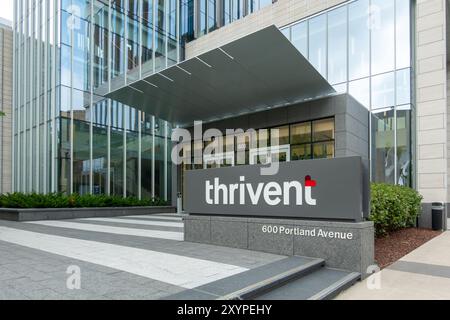 MINNEAPOLIS, MN, USA – 25. AUGUST 2024: Außenansicht des Hauptsitzes von Thrivent Insurance und Markenlogo. Stockfoto