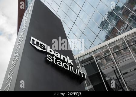 MINNEAPOLIS, MN, USA – 25. AUGUST 2024: Außenansicht des US Bank Stadium und Markenlogo. Stockfoto