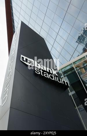 MINNEAPOLIS, MN, USA – 25. AUGUST 2024: Außenansicht des US Bank Stadium und Markenlogo. Stockfoto