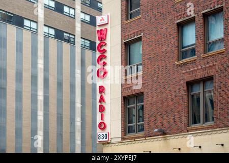 MINNEAPOLIS, MN, USA – 25. AUGUST 2024: Außenansicht und Markenlogo des WCCO Radio. Stockfoto