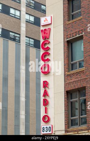 MINNEAPOLIS, MN, USA – 25. AUGUST 2024: Außenansicht und Markenlogo des WCCO Radio. Stockfoto