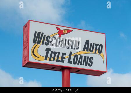 HUDSON, WI, USA – 27. AUGUST 2024: Außenschild und Markenlogo von Wisconsin Auto Title Loans. Stockfoto