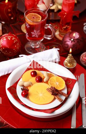 Ort für Weihnachten mit frischem Obst und heißem Weinpunsch Stockfoto