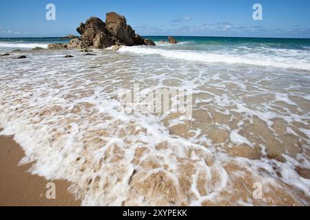 Klippen und Küste am Cap Frehel im Sommer Stockfoto