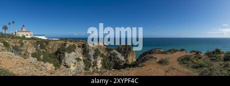 Leuchtturm bei Ponta da Piedade an den Klippen der felsigen Algarve. Panoramablick. Lagos, Algarve, Portugal, Europa Stockfoto