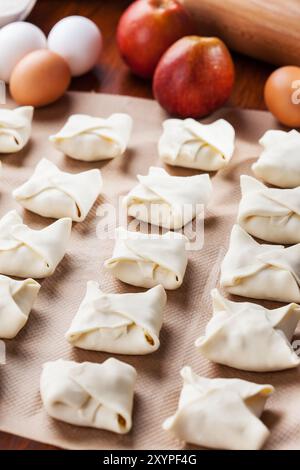 Köstliche Apfeltaschen mit Backzutaten Stockfoto