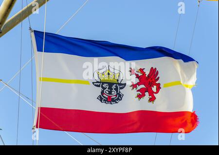 Die Landesflagge Mecklenburg-Vorpommerns fliegt im Wind Stockfoto