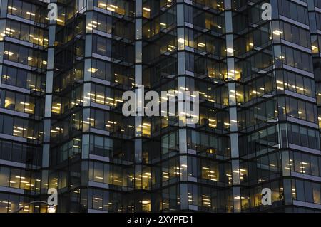 Abstrakter Hintergrund aus Glas und Metallwand in modernem Gebäude. Toronto, Kanada, Nordamerika Stockfoto