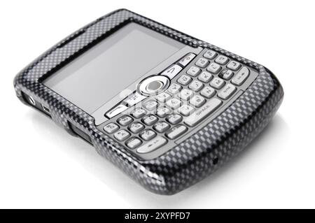 BlackBerry 8310 Curve Smartphone in einer schicken Karbonfaser-Hülle isoliert auf weißem Hintergrund Stockfoto