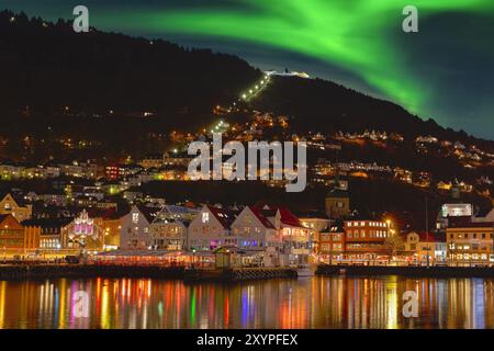 Nachtaufnahme mit Nordlichtern, Blick auf Floibanen, Bergen, Skandinavien Stockfoto