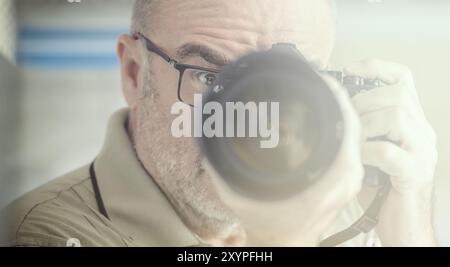 Porträt eines Fotografen im Streulicht Stockfoto