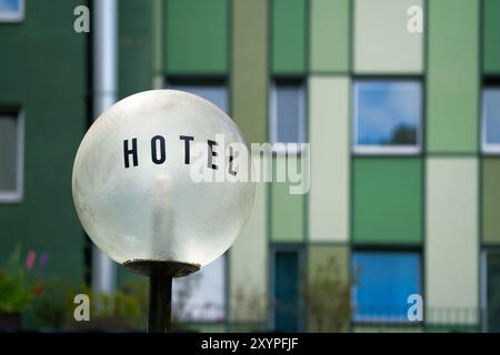 Lampe mit der Aufschrift 'Hotel' vor einem leeren Hotel in Berlin Stockfoto