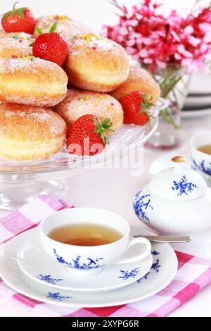 Donuts gefüllt mit Erdbeermarmelade deutsches Nationalgericht mit einer Tasse Tee Stockfoto