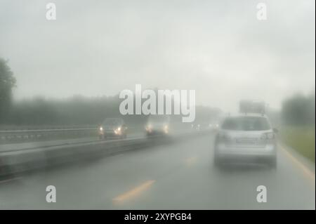 Blick durch die Windschutzscheibe eines Autos bei regnerischem Wetter auf der Autobahn Stockfoto