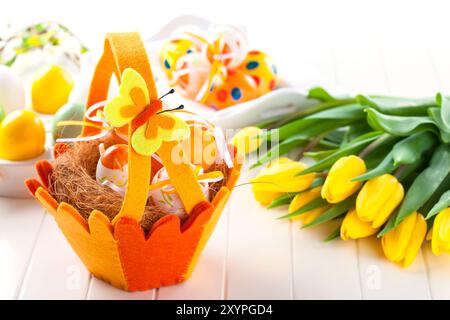 Ostern-Stilleben mit bunten Eiern Stockfoto