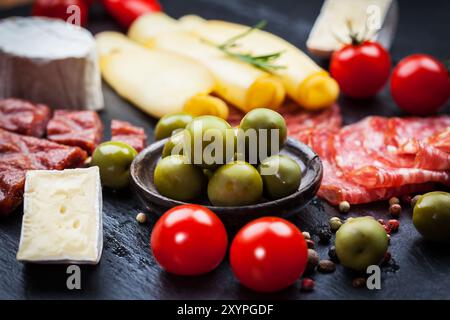 Platte mit Antipasti und Vorspeisen Stockfoto