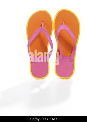 Orange Paar Flip-Flops isoliert auf weißem Hintergrund Stockfoto