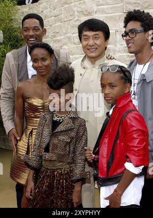 Jada Pinkett Smith, will Smith, Jaden Smith, Jackie Chan, Trey Smith und Willow Smith bei der Premiere von „The Karate Kid“ in Los Angeles im Mann Stockfoto