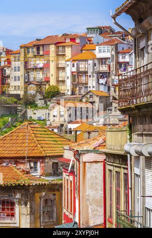 Porto, Portugal Altstadt Blick auf die Straße mit bunten traditionelle Häuser Stockfoto