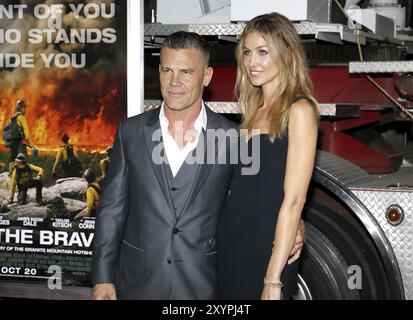 Josh Brolin und Kathyrn Boyd bei der Premiere von „Only the Brave“ in Los Angeles am 8. Oktober 2017 im Regency Village Theatre in Westwood, USA Stockfoto