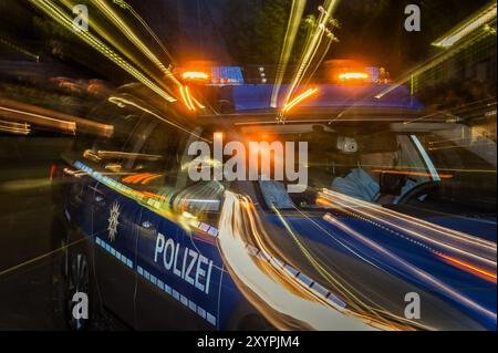 Nachtaufnahme eines fahrenden Polizeiwagens Stockfoto