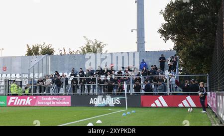 Amsterdam, Niederlande. 30. August 2024. AMSTERDAM, 30-08-2024, Sportpark de Toekomst, Saison 2024/2025, niederländischer Fußball Keuken Kampioen Divisie. FC den Bosch Fans vor dem Spiel Jong Ajax - den Bosch Credit: Pro Shots/Alamy Live News Stockfoto