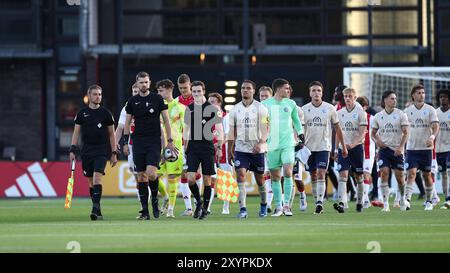 Amsterdam, Niederlande. 30. August 2024. AMSTERDAM, 30-08-2024, Sportpark de Toekomst, Saison 2024/2025, niederländischer Fußball Keuken Kampioen Divisie. Spieler, die vor dem Spiel auf dem Spielfeld sind Jong Ajax - den Bosch Credit: Pro Shots/Alamy Live News Stockfoto