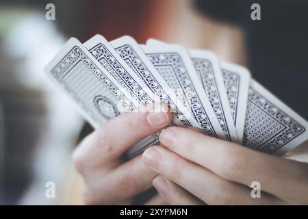 Junger Mann spielt Karten, Ausschnitt seiner Hände Stockfoto