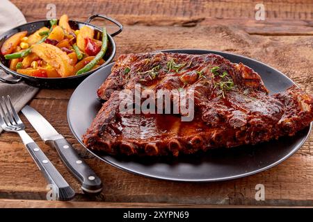 Gebratene Rippchen auf rustikalem Tisch Stockfoto