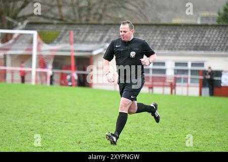 Briton Ferry, Wales. 12. Januar 2020. Match-Schiedsrichter Paul Fisher beim Spiel der Orchard Welsh Premier Women's League zwischen Briton Ferry Llansawel Ladies und Swansea City Ladies am 12. Januar 2020 in der Old Road in Briton Ferry, Wales, Großbritannien. Quelle: Duncan Thomas/Majestic Media. Stockfoto