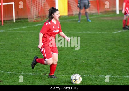 Briton Ferry, Wales. 12. Januar 2020. Caitlin Owen von Briton Ferry Llansawel Ladies in Aktion beim Spiel der Orchard Welsh Premier Women's League zwischen Briton Ferry Llansawel Ladies und Swansea City Ladies am 12. Januar 2020 in Briton Ferry, Wales, Großbritannien. Quelle: Duncan Thomas/Majestic Media. Stockfoto