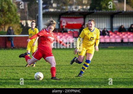 Briton Ferry, Wales. 12. Januar 2020. Georgia Howells von Briton Ferry Llansawel Ladies in Aktion beim Spiel der Orchard Welsh Premier Women's League zwischen Briton Ferry Llansawel Ladies und Swansea City Ladies am 12. Januar 2020 in Briton Ferry, Wales, Großbritannien. Quelle: Duncan Thomas/Majestic Media. Stockfoto