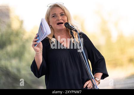 Berlin, Deutschland. August 2024. Kristin Brinker, AfD-Vorsitzende in Berlin, nimmt an einer Kundgebung der AfD-Fraktion Lichtenberg gegen neue Flüchtlingsunterkünfte Teil. Quelle: Fabian Sommer/dpa/Alamy Live News Stockfoto