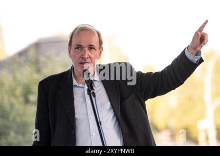 Berlin, Deutschland. August 2024. Gottfried Curio (AfD), Mitglied des Deutschen Bundestages, nimmt an einer von der AfD-Fraktion Lichtenberg organisierten Kundgebung gegen neue Flüchtlingsunterkünfte Teil. Quelle: Fabian Sommer/dpa/Alamy Live News Stockfoto