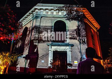 Arnhem, Gelderland, Niederlande. August 2024. Bilder von der Zerstörung von Bomben werden auf ein Gebäude projiziert. An die 80. Schlacht von Arnheim erinnert man, in der Abenddämmerung erleuchten spezielle Projektionen Gebäude im Stadtzentrum. Die Schlacht bei Arnheim wurde während der Operation Market Garden ausgetragen. Die Operation Market sollte die deutschen Truppen überraschen und Arnheim und seine wichtigen Brücken über den Rhein erobern, bevor sie von den Verteidigern zerstört werden konnten. Es war der größte Luftangriff in der Geschichte und einer der ehrgeizigsten alliierten Operationen des Zweiten Weltkriegs. (Credi Stockfoto