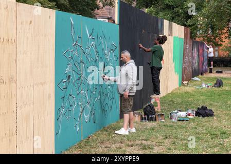 Southend City Jam 2024 Street Graffiti Art Event findet in Southend on Sea, Essex, Großbritannien statt. Graffiti-Künstler, der an Kunstwerken arbeitet Stockfoto