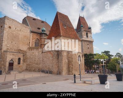 Perchtoldsdorf, Österreich - 22. JULI 2023. Details zur Pfarrkirche hl. Katholische Augustinus-Kirche, erbaut im 15. Und 16. Jahrhundert. Stadt Perchtoldsdorf Stockfoto